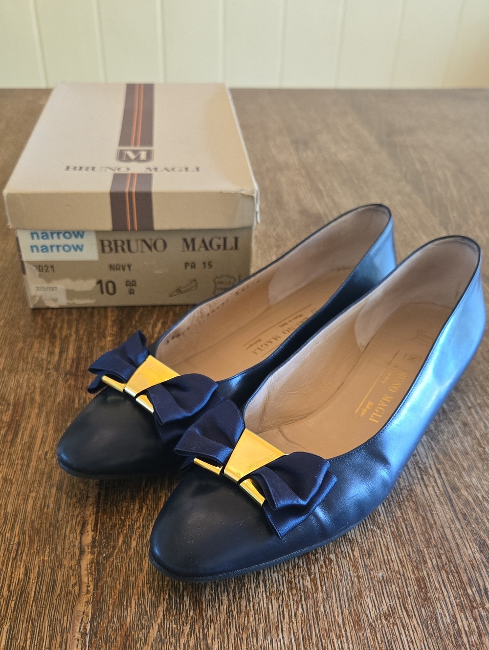 Bruno Magli Vintage Navy Leather Bow Flats, 10 AAA